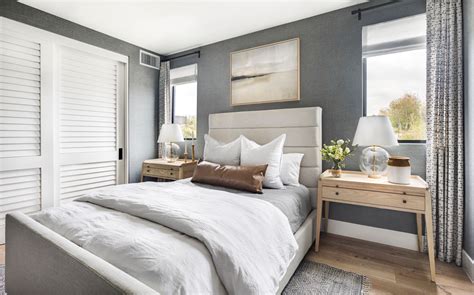 is guest room one word